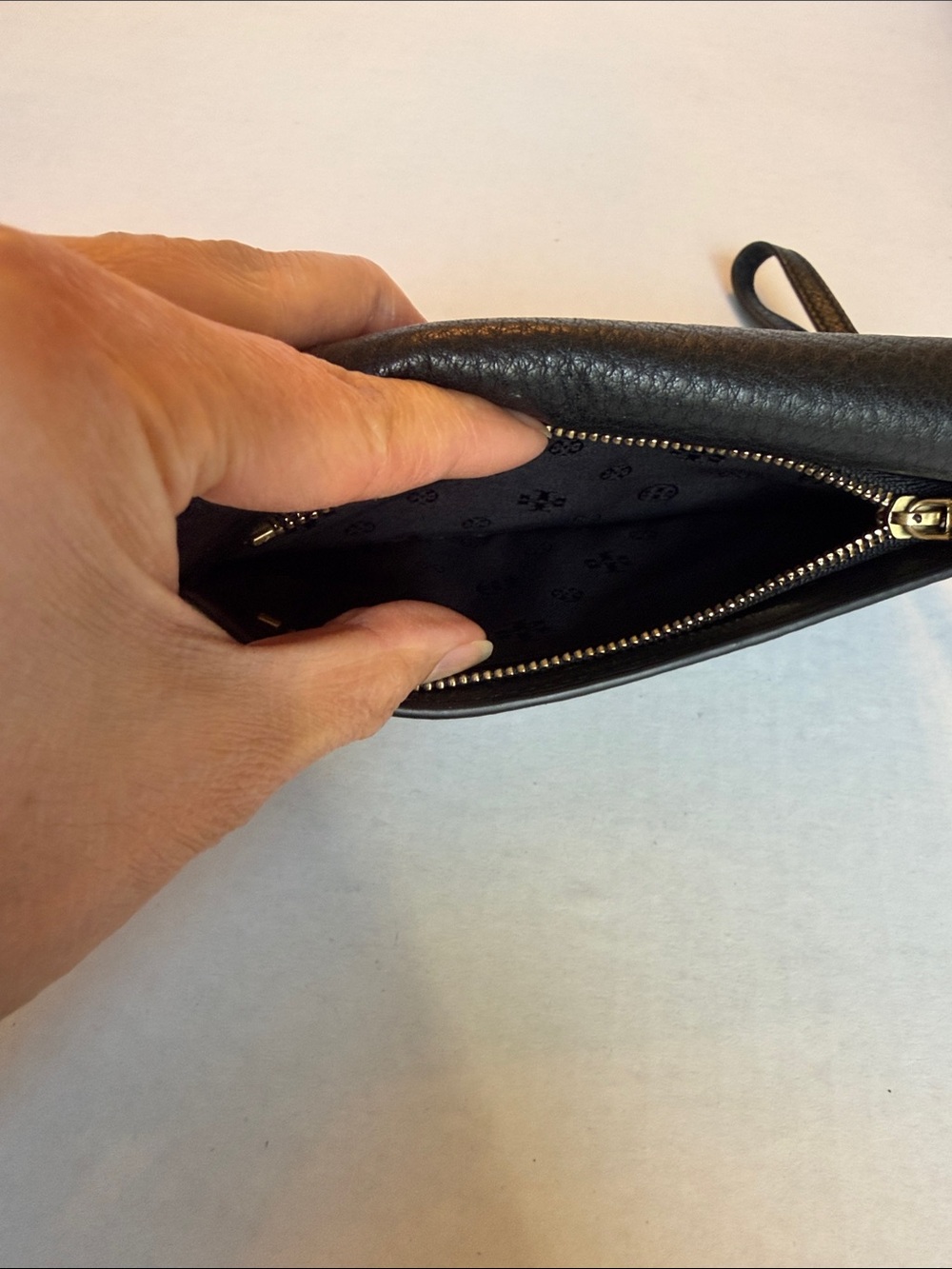 Tory Burch Black Pebbled Leather Wristlet with Logo Medallion - Picture 10 of 10